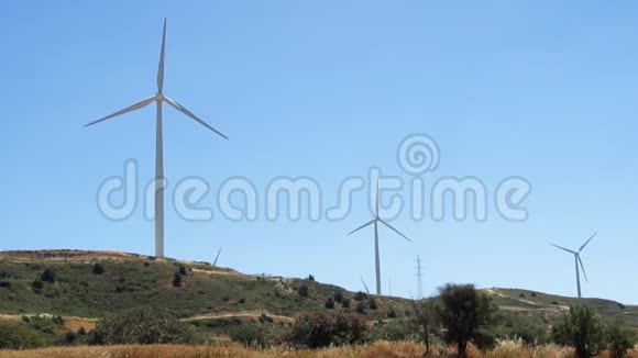 塞浦路斯拉纳卡有风车的山替代能源生产的可再生能源资源视频的预览图