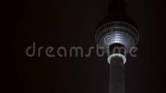 德国柏林亚历山大广场电视塔夜间下雪火车往返视频的预览图