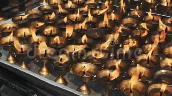 在佛寺烧祈祷油灯视频的预览图