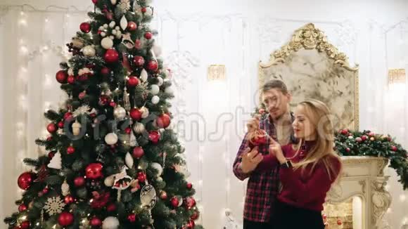 男孩和女孩装饰圣诞树视频的预览图