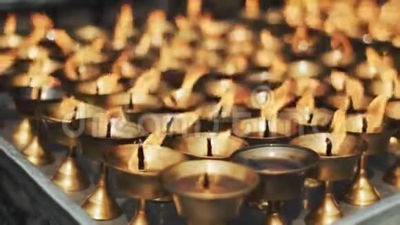 在加德满都的佛寺烧蜡烛视频的预览图