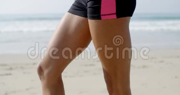 女人的健康腿在海滩上视频的预览图