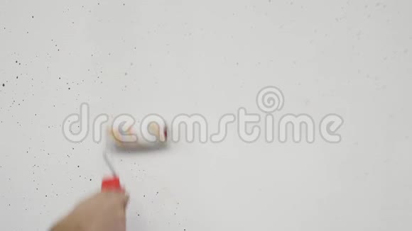 男人女人用油漆滚筒粉刷墙壁的特写镜头视频的预览图