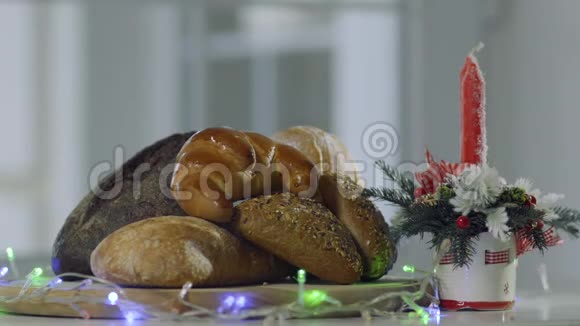 面包和装饰蜡烛闪烁着五颜六色的花环视频的预览图