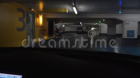 豪华车司机离开酒店地下停车场出差视频的预览图