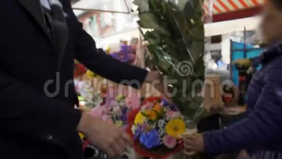 优雅的男人买了一大束鲜花匆忙地与他心爱的人约会视频的预览图