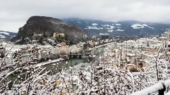 奥地利萨尔茨堡冬季从当代艺术博物馆露台上看到城市景色视频的预览图