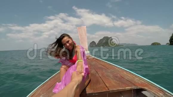 坐在泰国船上的美女笑着牵着男人手pov动作镜头旅游情侣度假视频的预览图