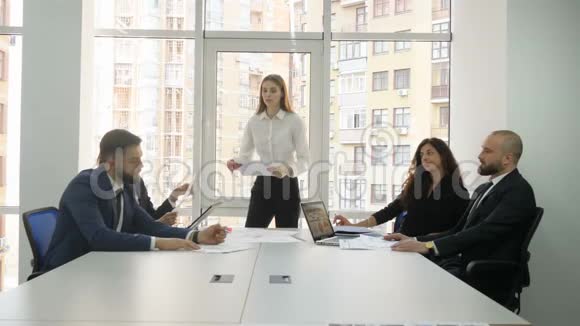 一家大公司的职员两名青年男子和三名青年妇女讨论公司问题一名青年妇女视频的预览图