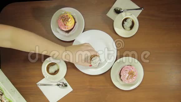 女人手里拿着白色盘子蛋糕来煮咖啡视频的预览图