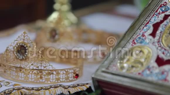 教堂婚礼用的两个皇冠视频的预览图