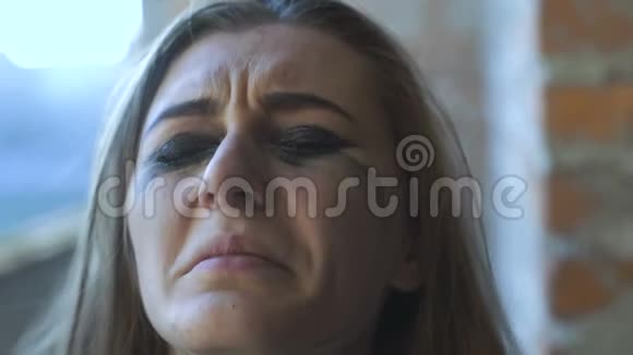 一个粗心的漂亮女人哭着抽烟视频的预览图