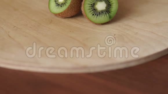 铜版木桌上的成熟猕猴桃视频的预览图