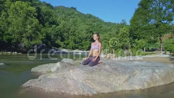 在热带雨林中从瑜伽姿势中的女孩中解脱视频的预览图