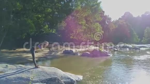 医生轮流在女孩做瑜伽对抗河中的太阳射线视频的预览图