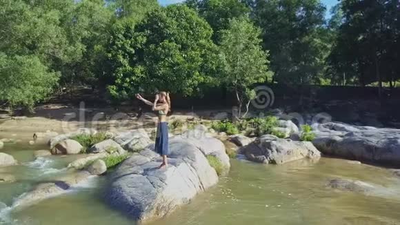 少女与松尾使自拍河急流由丛林视频的预览图