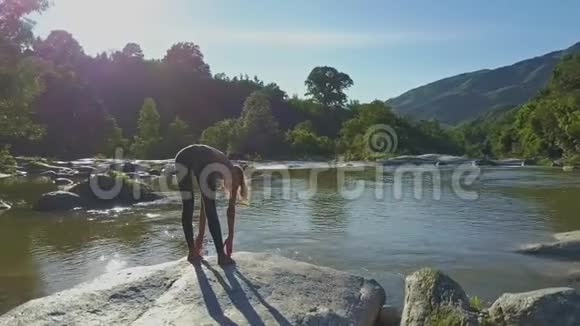 河畔滑石瑜伽练习视频的预览图