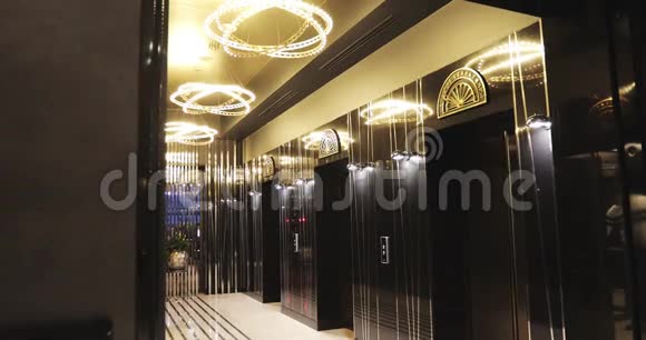 现代化商务中心或酒店的电梯视频的预览图