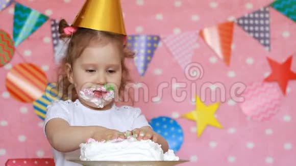 生日快乐小女孩吃一个脏脸和脏手的蛋糕视频的预览图