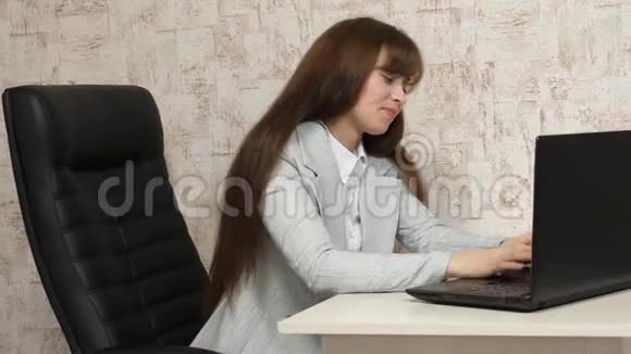 漂亮的女商人在笔记本电脑上写商务信函在电脑办公室工作的年轻女孩视频的预览图