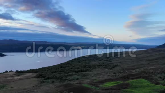 苏格兰美丽的新湖傍晚鸟瞰视频的预览图