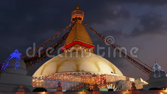 Boudhanath夜间佛教寺视频的预览图