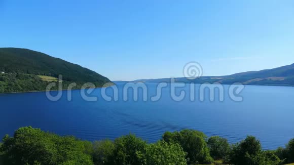 尼斯湖的蓝水苏格兰最著名的湖泊空中无人机飞行视频的预览图