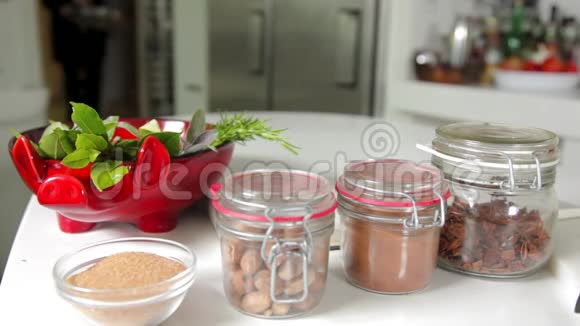 肉豆蔻八角茴香肉桂和红苹果视频的预览图