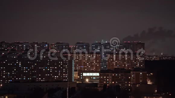 城市夜间窗灯和吸烟管的时间推移莫斯科俄罗斯视频的预览图