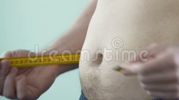 男性用胶带测量腹部减肥和节食特写视频的预览图