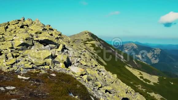 摄像机从喀尔巴阡山脉的峰顶拍摄全景山峦的森林和悬崖斜坡的景色视频的预览图
