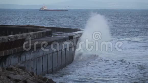 大西洋海岸防波堤上的巨浪视频的预览图