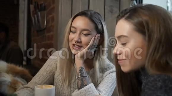 两个朋友在咖啡馆里交流视频的预览图