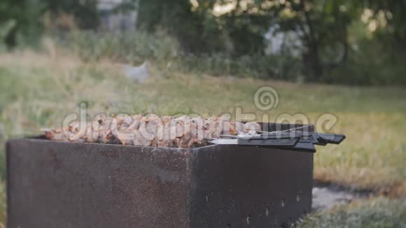 令人食欲不振的外面男人做饭煮猪肉户外烧烤午餐猪肉烹煮过程视频的预览图