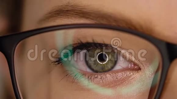眼镜闪烁的宏观特写眼睛视频的预览图