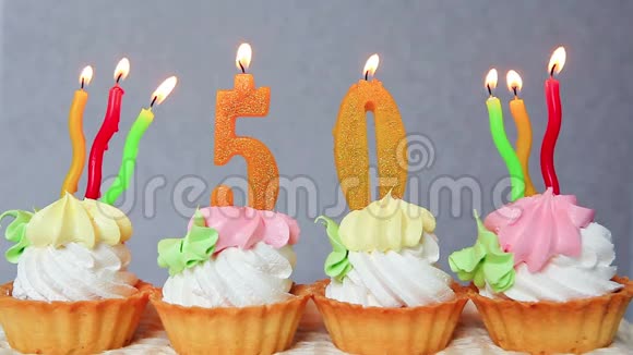 五十周年纪念日用蛋糕和黄色数字蜡烛视频的预览图