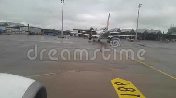 飞机通过飞机的窗口通过机场视图移动机场的飞机视频的预览图