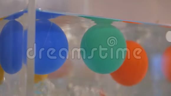沸水中的塑料球视频的预览图