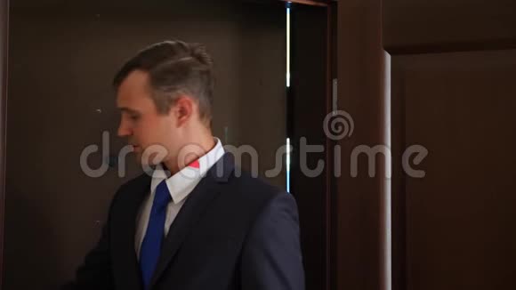 4k慢动作男人衣领上口红背叛嫉妒的概念丈夫走进前门视频的预览图