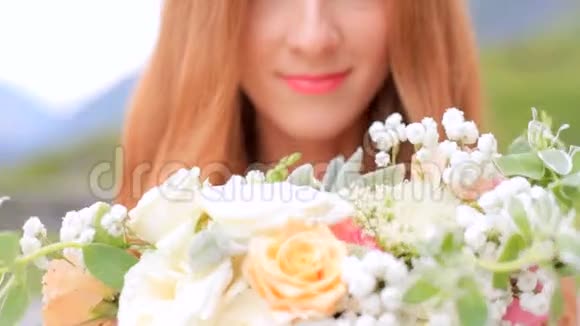 山峦背景下美丽的红发新娘特写视频的预览图