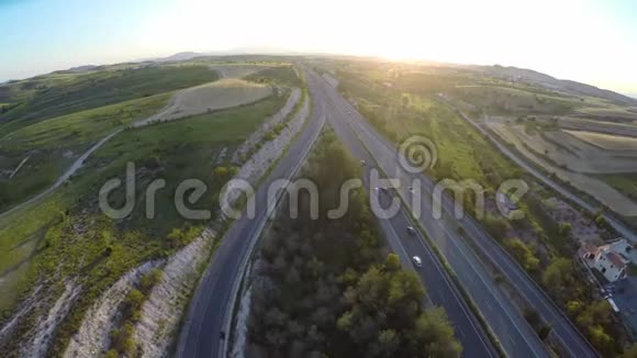 高速公路沿线人工林和麦田的鸟瞰图视频的预览图