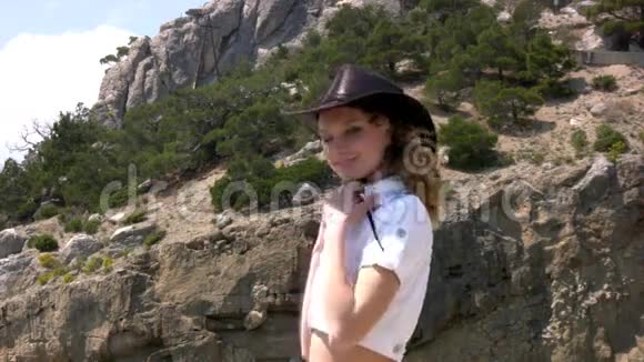 戴着西部帽子的女孩视频的预览图