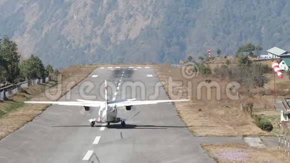 起飞飞机Plane山旅游飞机Lukla尼泊尔4k视频的预览图