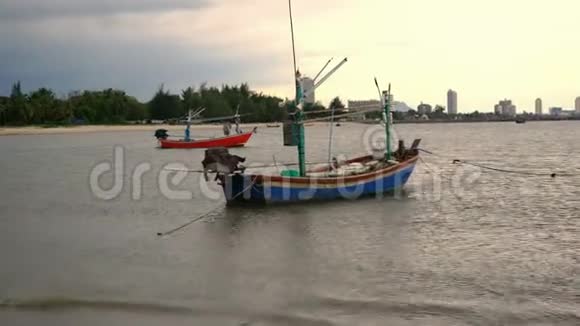 码头的小渔船视频的预览图
