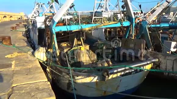 停泊在港口的商业渔船视频的预览图