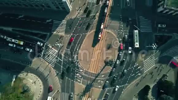 城市环形交叉路口的空中自上而下的时间间隔视频的预览图