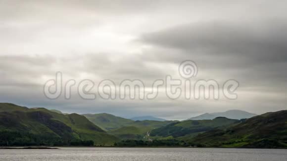 苏格兰西部高地卡伦湖上空的云视频的预览图