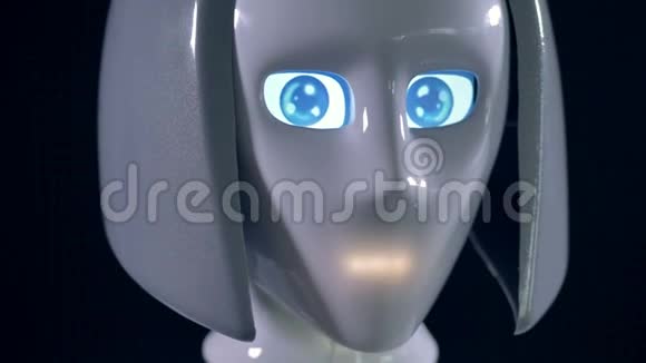 一个大眼睛的女性机器人头视频的预览图