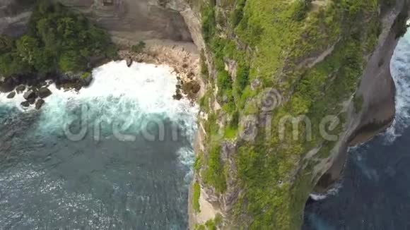 空中在悬崖上的小木屋在印尼努沙半岛的阿图海滩上可以看到令人惊叹的景色4公里视频的预览图