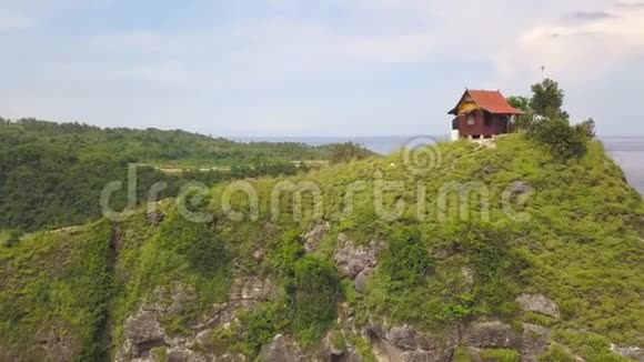 空中在悬崖上的小木屋在印尼努沙半岛的阿图海滩上可以看到令人惊叹的景色4公里视频的预览图